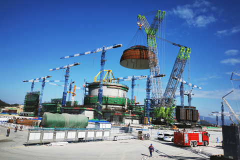 ◎ 十月二十七日,中國自主三代核電「華龍一號」批量化建設首台機組──中核集團漳州核電一號機組在福建省漳州市實現內穹頂成功吊裝。這標誌著該機組從土建施工階段全面轉入設備安裝階段,「華龍一號」批量化建設邁出堅實步伐。(中新社)