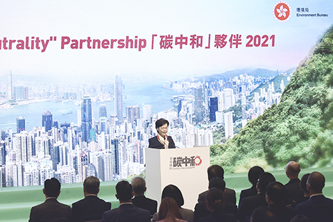 ◎ 十月二十九日下午,香港舉行「碳中和」夥伴啟動禮,約六十個分別來自物業發展、公用事業、金融、專業組織等界別的夥伴參與啟動禮,致力支持香港於二零五零年前實現碳中和。圖為香港特區行政長官林鄭月娥致辭。(中新社記者李志華攝)
