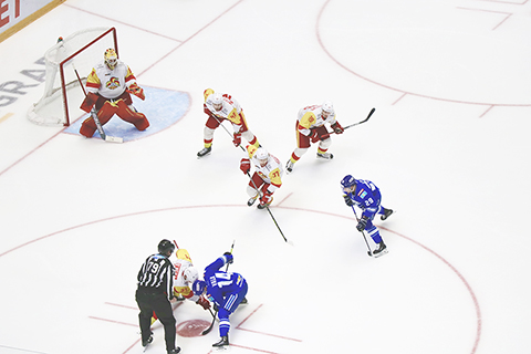 ◎ 當地時間十一月三日晚,在大陸冰球聯賽(簡稱KHL聯賽)常規賽中,哈薩克斯坦努爾蘇丹雪豹隊主場迎戰芬蘭赫爾辛基小丑冰球俱樂部,最終以一比四的比分惜敗赫爾辛基小丑冰球俱樂部。(中新社記者 張碩 攝)