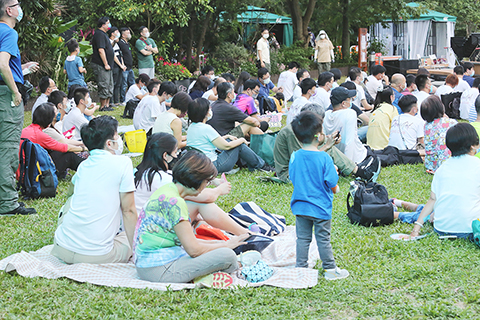 ◎ 十一月六日,香港動植物公園舉行一百五十周年慶典啓動禮暨黃昏音樂會,不少市民帶領兒童來此休閒。(香港中通社記者 曹文毓攝)