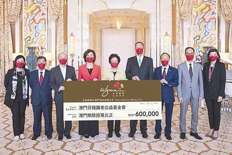 ◎ 永利將善款支票轉交公益金代表接收。