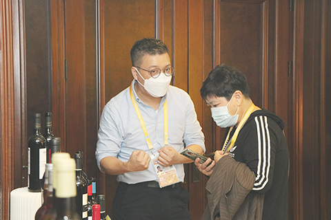 ◎ 「葡語國家酒品鑒會」搭建平台供澳門從事代理葡語國家酒品的企業推廣產品。