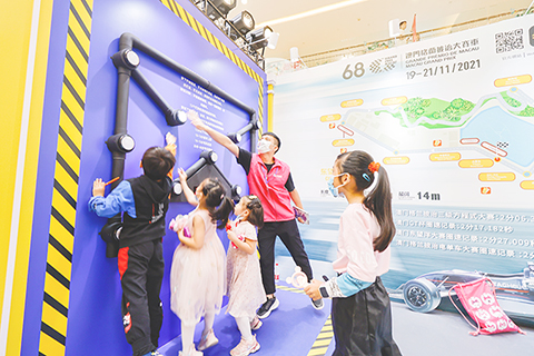 　◎  深圳市民踴躍參與路展互動遊戲。
