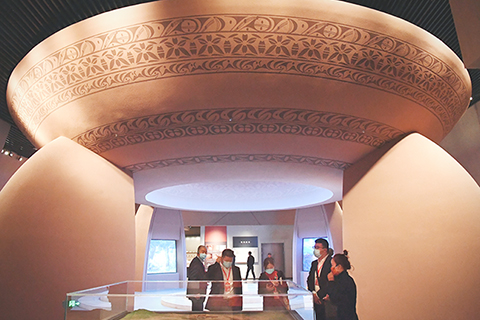 ◎ 十月十七日,參觀者在廟底溝仰韶文化博物館內觀看展品。(新華社記者李安 攝)