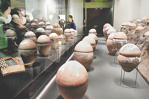 ◎ 十月十七日,參觀者在廟底溝仰韶文化博物館內觀看展品。(新華社記者李安 攝)