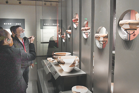 ◎ 十月十七日,參觀者在廟底溝仰韶文化博物館內觀看展品。(新華社記者李安 攝)