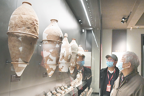 ◎ 十月十七日,北京大學考古專家李伯謙(右)在廟底溝仰韶文化博物館內觀看展品。(新華社記者李安 攝)