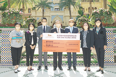 ◎ 馮小峰等將善款支票轉交崔世平接收。