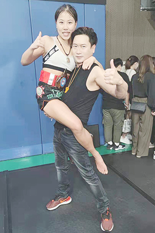 ◎ 葉文龍與徒弟秘密練兵滿手瘀傷。