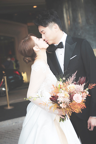 ◎ 昨日,香港歌手戴夢夢(左)及丈夫Kyle於灣仔君悅酒店舉行婚宴,並邀請嘉賓到場祝賀,現場亦有不少傳媒採訪。