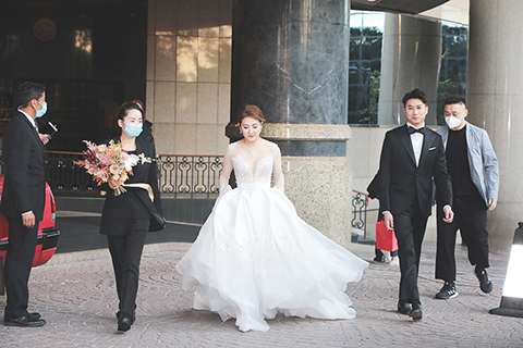 ◎ 香港歌手戴夢夢(中)及丈夫Kyle(右)抵達灣仔君悅酒店舉行婚宴,並邀請嘉賓到場祝賀,現場亦有不少傳媒採訪。