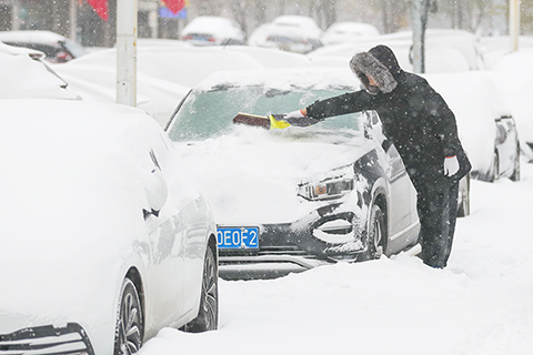◎ 遼寧省氣象災害監測預警中心二0二一年十一月八日五時四十分發佈道路結冰紅色預警信號:受強降雪影響,預計八日白天到夜間全省大部份地區有積雪或道路結冰,對交通有嚴重影響。圖為當日,瀋陽市民清理汽車上的積雪。(中新社)