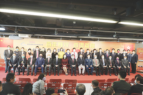 ◎ 「百年輝煌香港篇章──慶祝中國共產黨成立一百周年大型圖片展」十二日在香港拉開帷幕。圖片展以過往百年時光為經、以重大歷史事件為緯,分為了九個部份,二百餘塊版面、近三百幅珍貴歷史圖片組成的世界光影,將重溫中國百年風雲歷史,重現中國人民從站起來、富起來到強起來的世界征程,再展香港在國家百年奮鬥歷程中的精彩篇章。本次展覽共展出三天,至十四日結束。(香港中通社記者 張海德)