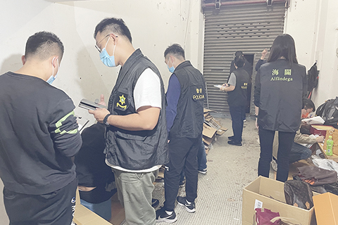 ◎ 海關聯同治安警察局對涉案店舖採取行動。