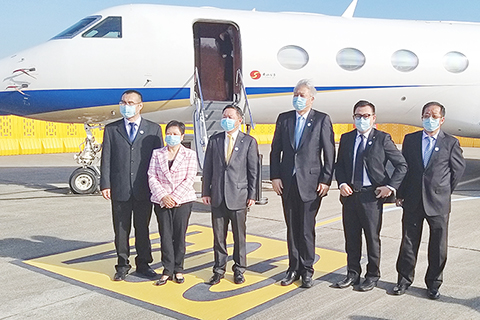 ◎ 劉偉明等主禮者參觀展場的公務機。