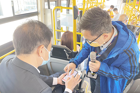 ◎ 交證會委員乘車測試出行資訊系統。