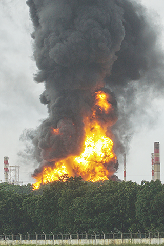◎ 十一月十四日,在印度尼西亞中爪哇省芝拉扎,發生火災的煉油廠冒起濃煙。印度尼西亞國家石油公司稱,印尼中爪哇省一家煉油廠十三日晚發生火災,周圍居民被緊急疏散。(新華社)
