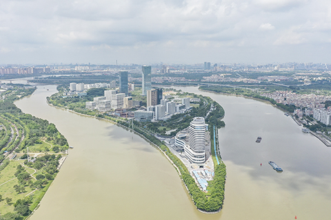 ◎ 在廣州中心城區的東南方向,有一個江心小島。十年前,這裡還是一個名不見經傳的江心島村,十年後的今天,已成為廣州生物醫藥產業的核心引擎。記者近日走進廣州國際生物島,探訪生物島上的創新性企業的最新研發成果。資料圖為五月二十三日,航拍廣州國際生物島。(無人機照片)(中新社)