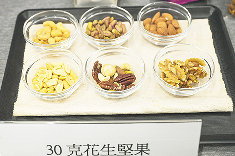 ◎ 十一月十五日,香港消費者委員會舉辦記者會,發表新一期《選擇》測試結果。當中,花生堅果九成半屬高脂,逾半拖鞋產品於濕滑地面防滑表現欠佳。(中新社記者陳永諾攝)