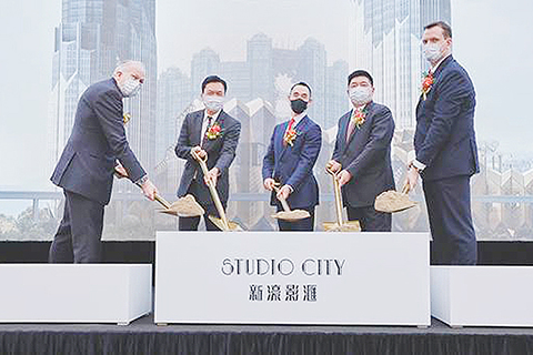 ◎ 新濠影匯第二期由何猷龍(中)等主持平頂禮。