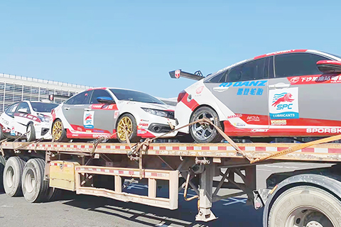 ◎ 參加應屆澳門格蘭披治大賽車的戰車,從港珠澳大橋口岸赴澳。(謝後廣攝)