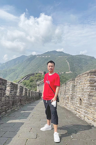 ◎ 黎耀祥登上長城做好漢。