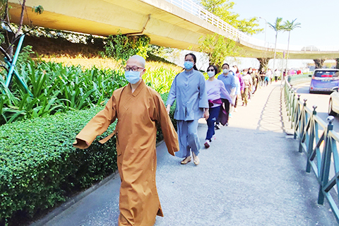 ◎ 澳門佛光協會舉行「2021年一日禪」,禮請佛光山澳門禪淨中心妙為法師(左1)擔任導師,帶領學員體悟人間生活禪的奧妙。圖╱人間社記者何鳳儀