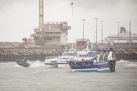 ◎ 為抗議英國拒絕向法國漁船發放捕撈許可,一些法國漁民十一月二十六日在法國聖馬洛港、加來港等地舉行抗議活動,並封鎖了部份港口及英吉利海峽隧道。圖為當日在法國加來港拍攝的參加抗議活動的法國漁船。(新華社)