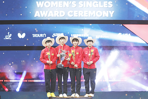 ◎ 中國選手孫穎莎(亞軍)、王曼昱(冠軍)、陳夢以及王藝迪(從左至右)在休斯敦世乒賽女子單打頒獎儀式上合影。在美國休斯敦舉行的世界乒乓球錦標賽女子單打比賽中,中國隊包攬前四名。(中新社記者 劉關關 攝)