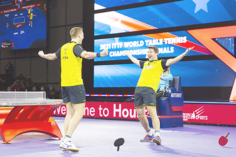 ◎ 瑞典組合法爾克(左)和卡爾松在休斯敦世乒賽男子雙打決賽中慶祝勝利。在美國休斯敦舉行的二0二一世界乒乓球錦標賽男子雙打決賽中,瑞典組合法爾克/卡爾松戰勝韓國組合張禹珍/林鍾勛,獲得冠軍。(中新社記者劉關關攝)