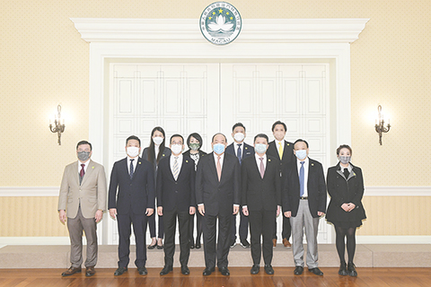 ◎ 行政長官賀一誠與澳門廣州社團總會會長廖僖芸一行合影。