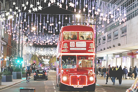 　◎ 一輛雙層巴士在英國倫敦市中心點亮彩燈的牛津街上行駛。