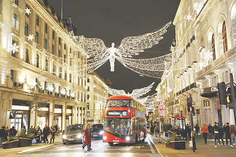 　◎ 車輛在倫敦市中心點亮彩燈的攝政街上行駛。