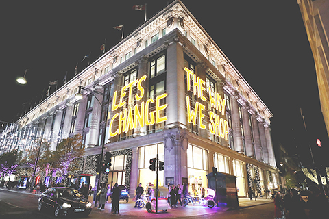 　◎ 在倫敦市中心拍攝的一幢建築上的彩燈裝飾。