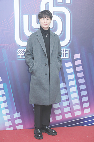 　◎ 昨日，藝人胡鴻鈞出席無線電視舉行的《勁歌金曲》錄影。《勁歌金曲》是香港電視廣播有限公司製作的流行音樂節目，也是香港電視史上最長壽的音樂節目。