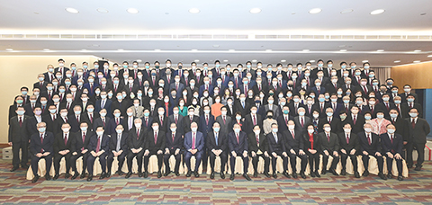 ◎ 澳門特區賀一誠行政長官、全國政協何厚鏵副主席與澳門中華總商會第七十一屆會長、副會長、會董、理事、監事合照。