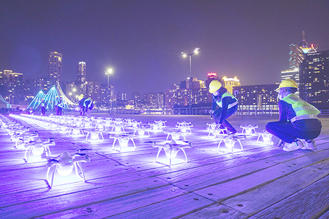 ◎ 第二隊無人機表演隊伍進行試飛前準備。