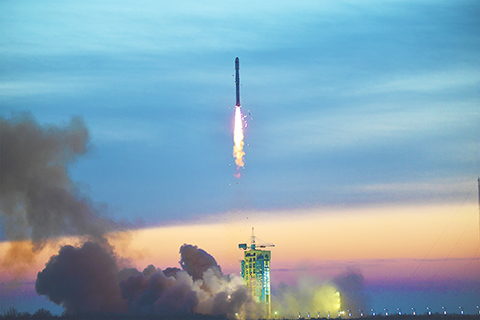 ◎ 十二月十日八時十一分,中國在酒泉衛星發射中心用長征四號乙遙四十七運載火箭,成功將實踐六號05組衛星送入預定軌道。(中新社)