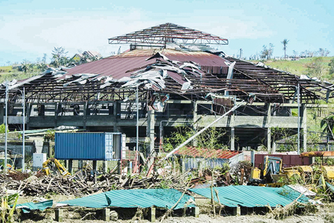 ◎ 圖為十二月十七日在菲律賓北蘇里高省拍攝的遭颱風「雷伊」破壞的機場建築。(新華社發菲律賓海岸警衛隊供圖)