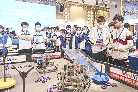 ◎ 參賽選手在VAX EDR機器人工程挑戰賽中操控機器人。(中新社記者 陳君旻 攝)