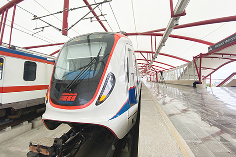 10月1日,中車株機公司製造的輕軌列車停在墨西哥蒙特雷一座輕軌站內(手機拍攝)。