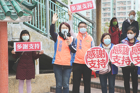 ◎ 十二月二十一日,香港特區第七屆立法會選舉九龍中勝選人、民建聯主席李慧琼在黃大仙區內謝票。(香港中通社記者 曹文毓攝)