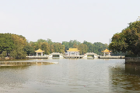 遠眺橫跨人工湖中的廊橋