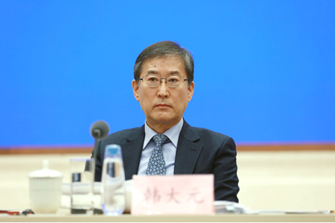 ◎ 十二月二十七日,中國國務院新聞辦公室在北京舉行吹風會,中國人民大學法學院教授、全國人大常委會香港基本法委員會委員韓大元解讀《「一國兩制」下香港的民主發展》白皮書有關內容,並答記者問。(中新社記者楊可佳 攝)