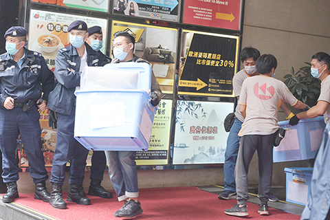◎ 十二月二十九日,香港警務處國家安全處以涉嫌串謀發佈煽動刊物罪拘捕六名網媒公司「立場新聞」的現任及前任高層管理人員,並搜查其辦公室。圖為香港警方檢取證物。(中新社記者陳永諾 攝)