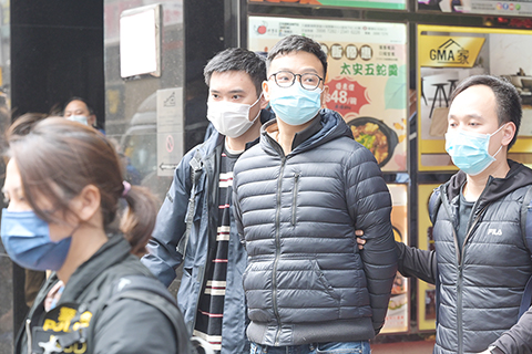 ◎ 十二月二十九日,香港警務處國家安全處以涉嫌串謀發佈煽動刊物罪拘捕六名網媒公司「立場新聞」的現任及前任高層管理人員,並搜查其辦公室。圖為「立場新聞」署理總編輯林紹桐(右二)被捕。(中新社記者陳永諾 攝)