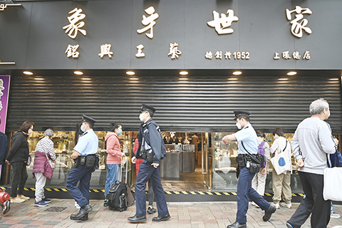 ◎ 十二月三十一日,香港特區政府的《二零一八年保護瀕危動植物物種(修訂)條例》全面實施,除古董象牙外,香港即日起禁止進口、再出口及為商業目的而管有象牙。中環有象牙專賣店關門暫停營業,店員於店內盤點貨物。圖為中環一象牙專賣店已暫停營業。(中新社記者 李志華攝)