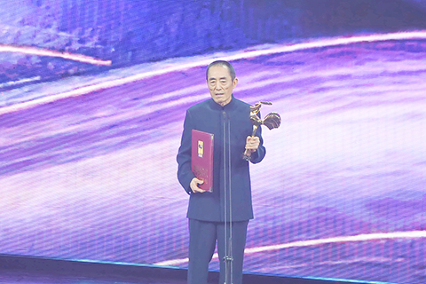 ◎ 張藝謀憑藉影片《懸崖之上》獲得最佳導演獎。十二月三十日晚,第三十四屆中國電影金雞獎頒獎典禮在福建廈門舉行。