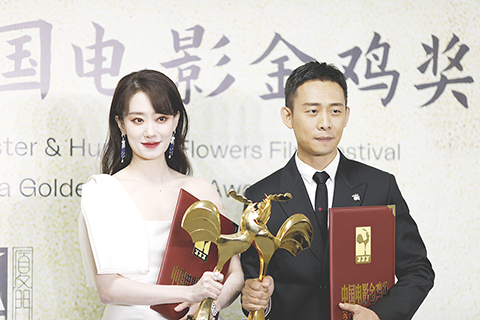 ◎ 三十日晚,第三十四屆中國電影金雞獎頒獎典禮在福建省廈門市舉行。張譯(右)、張小斐分獲最佳男、女主角獎。