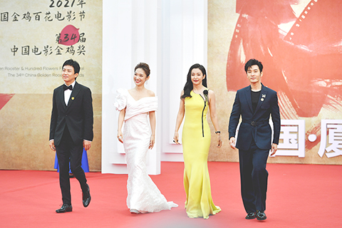 ◎ 三十日晚,第三十四屆中國電影金雞獎紅毯儀式在福建省廈門市舉行。圖為鄧超、藍羽、李冰冰、黃曉明(從左至右)亮相紅毯儀式。